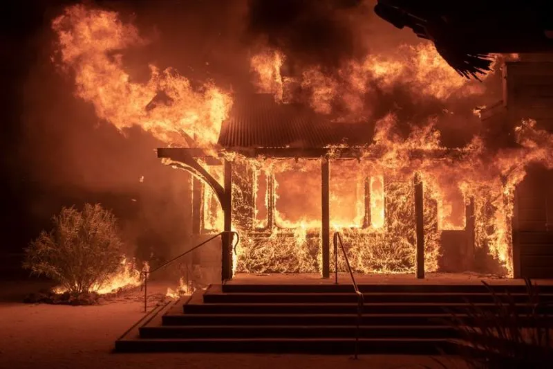 Trump critica a gobernador de California por gestión en control de incendios