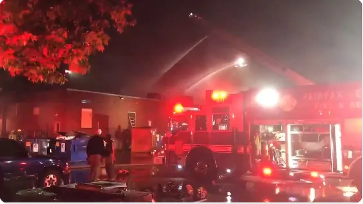Incendio afecta centro comercial en Alexandria