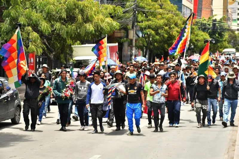 Presidenta de Bolivia firma decreto que exime de culpa a agentes represores