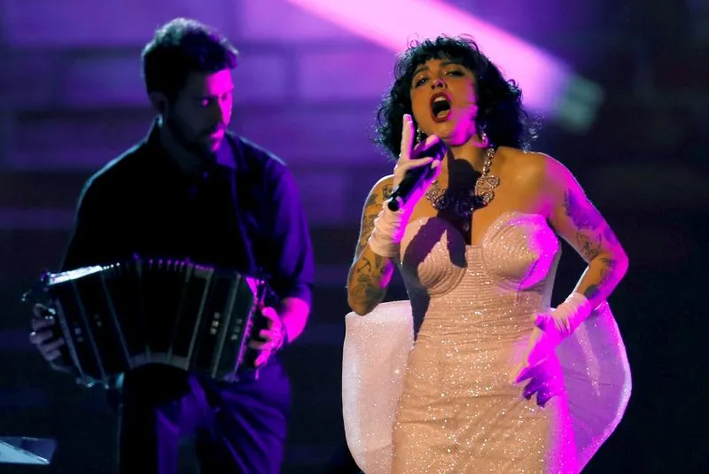 Mon Laferte se desnudó en los Latin Grammy en protesta por Chile