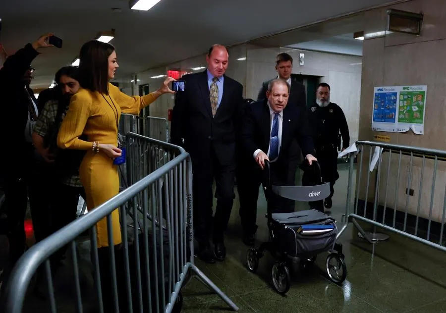 Jurado de Harvey Weinstein revisa con lupa las evidencias y hace más preguntas al juez en el segundo día de deliberaciones