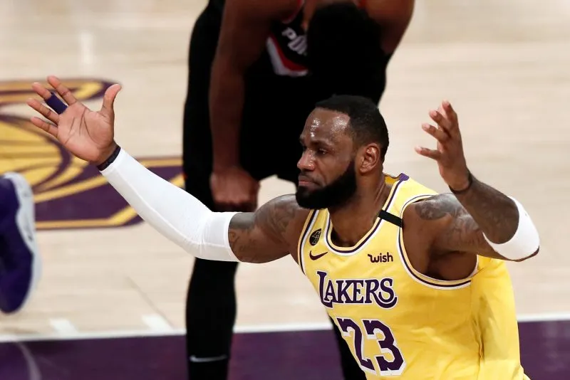LeBron James rindió homenaje a Kobe Bryant con impresionante volcada
