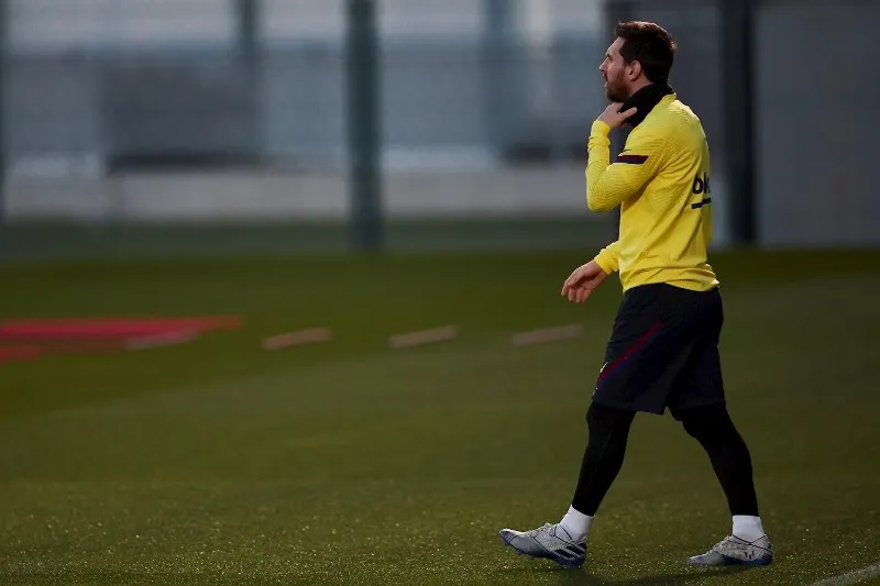 Messi anuncia que seguirá una temporada más en Barcelona