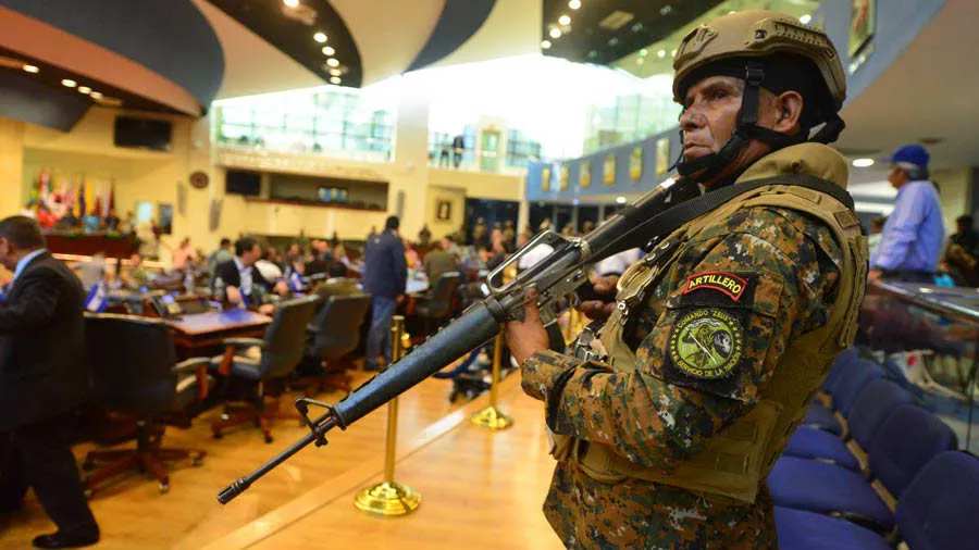 Ministro de Defensa salvadoreño no dice quién le ordenó militarizar la Asamblea