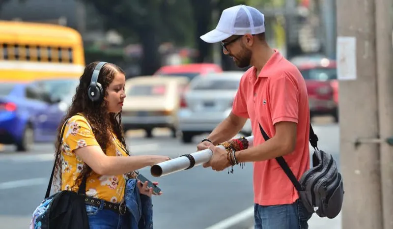 Hermanos venezolanos venden pulseras en El Salvador para alimentar a sus familias