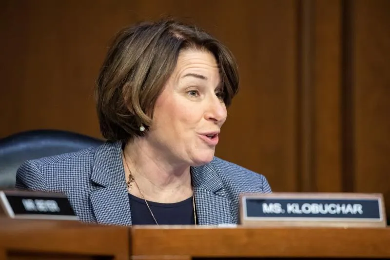 Amy Klobuchar retiró su candidatura presidencial
