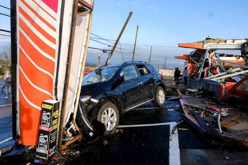 Autoridades reportan 19 muertos por paso de tornados en Tennessee