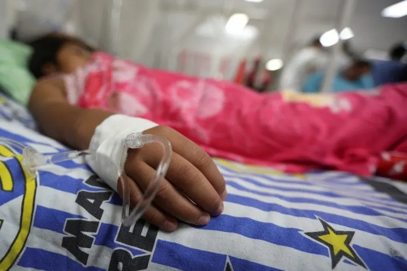 DENGUE. Entre sus síntomas resaltan las fiebres altas, el dolor de cabeza, los vómitos y las erupciones en la piel.