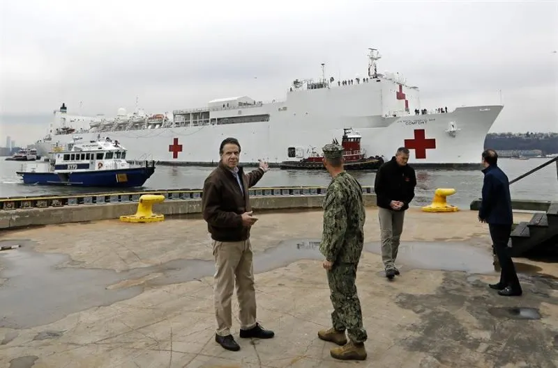 Buques hospitales de la Marina de EE.UU. atracan en Los Ángeles, Nueva York