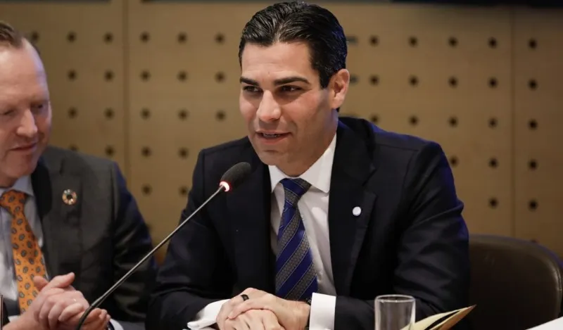 Alcalde de Miami tiene coronavirus tras reunirse con comitiva de Bolsonaro