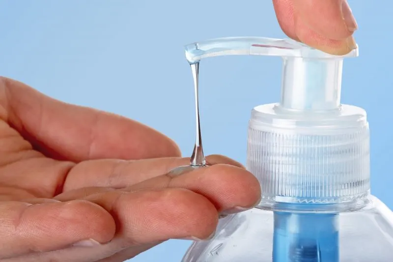 Escasez de ingredientes retrasa producción de gel para manos en EE.UU.