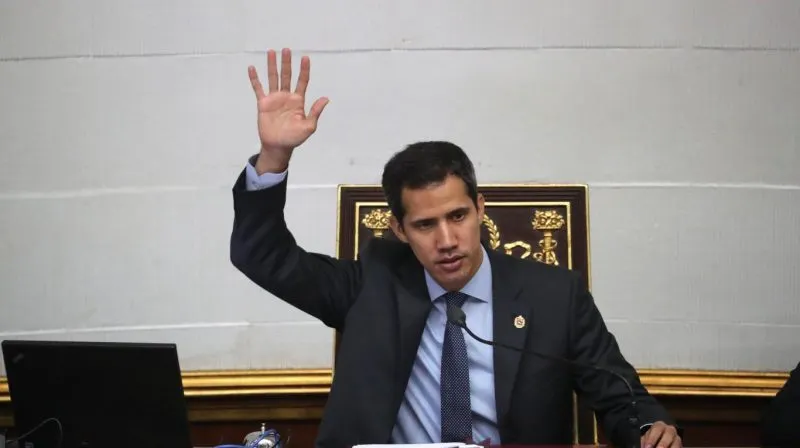 Gobierno interino de Guaidó otorgará beneficio de 100 dólares a personal médico