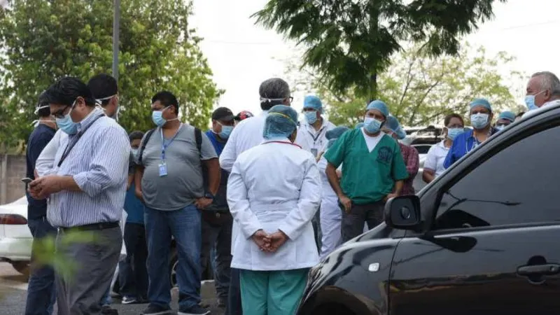 Médico en cuarentena en El Salvador exige agua y alimentos