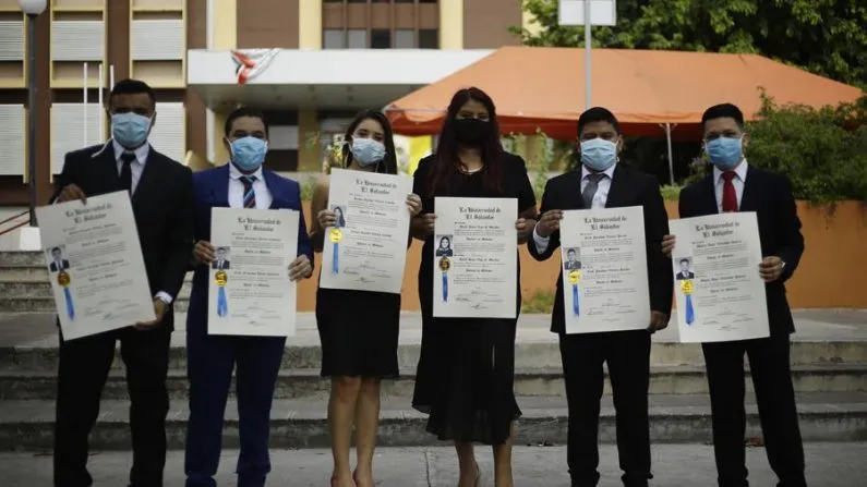 Inusual graduación de médicos de la Universidad de El Salvador ante pandemia de coronavirus
