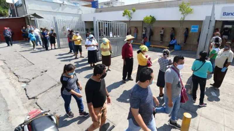 Gobierno planea dar canastas alimenticias en vez de $300 como ayuda por la emergencia