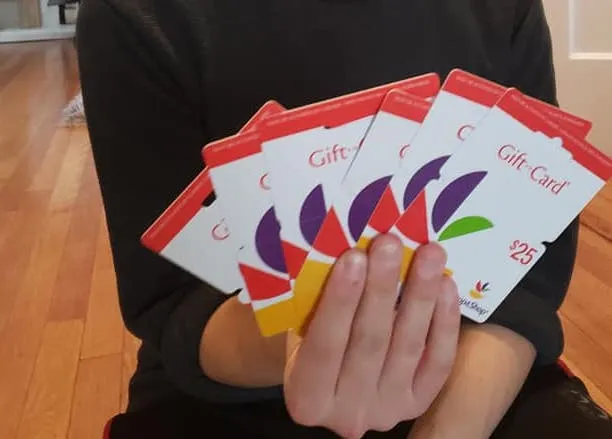 Genios Autistas del Mundo -AGW- dona  tarjetas para comprar alimentos