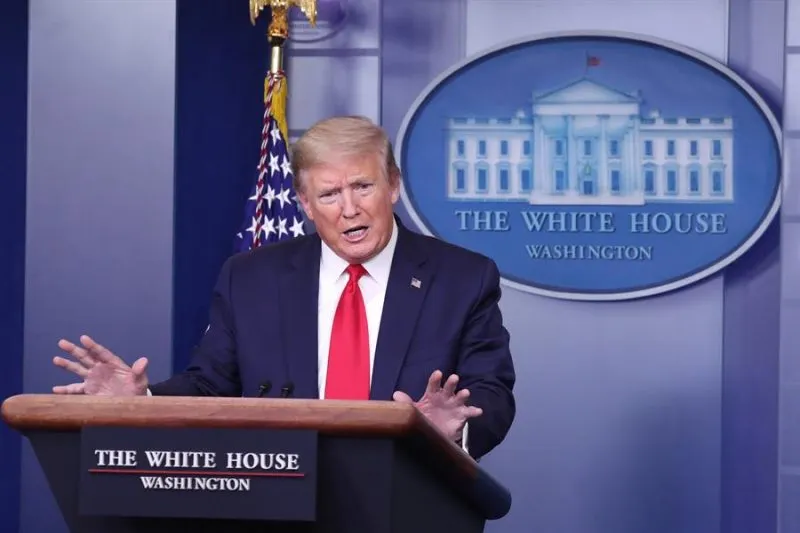 Trump contradice al servicio de inteligencia y dice que coronavirus surgió de laboratorio chino