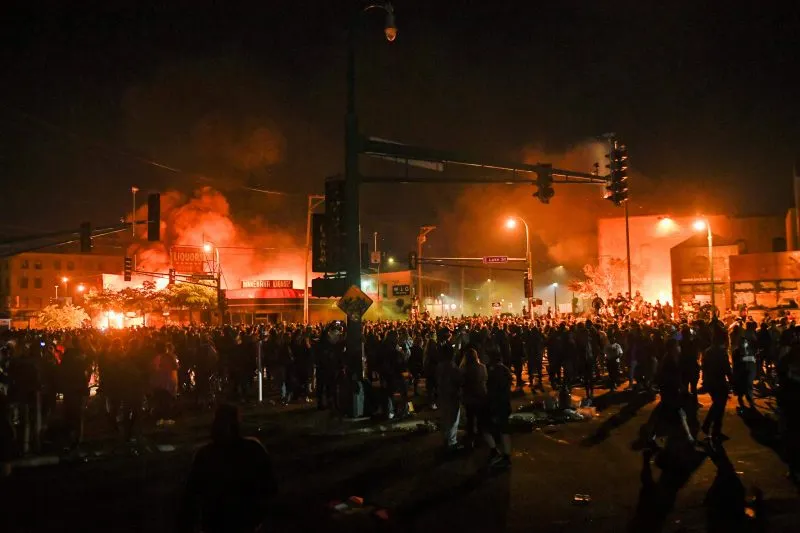 Manifestantes incendian estación de policía en Mineápolis