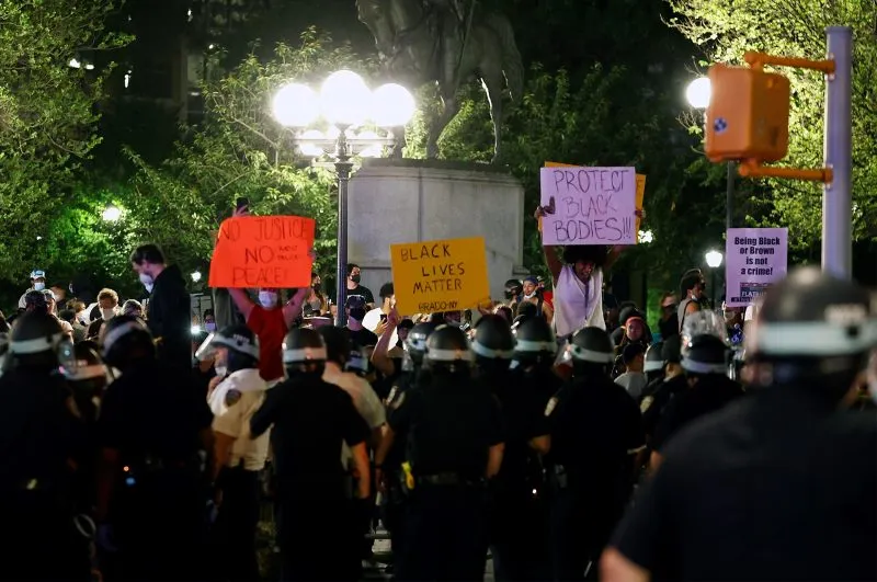 Toques de queda y disturbios marcan las protestas del sábado en EEUU