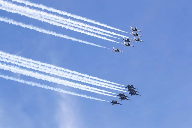 Aviones militares saludan a trabajadores de la salud que luchan contra el COVID-19