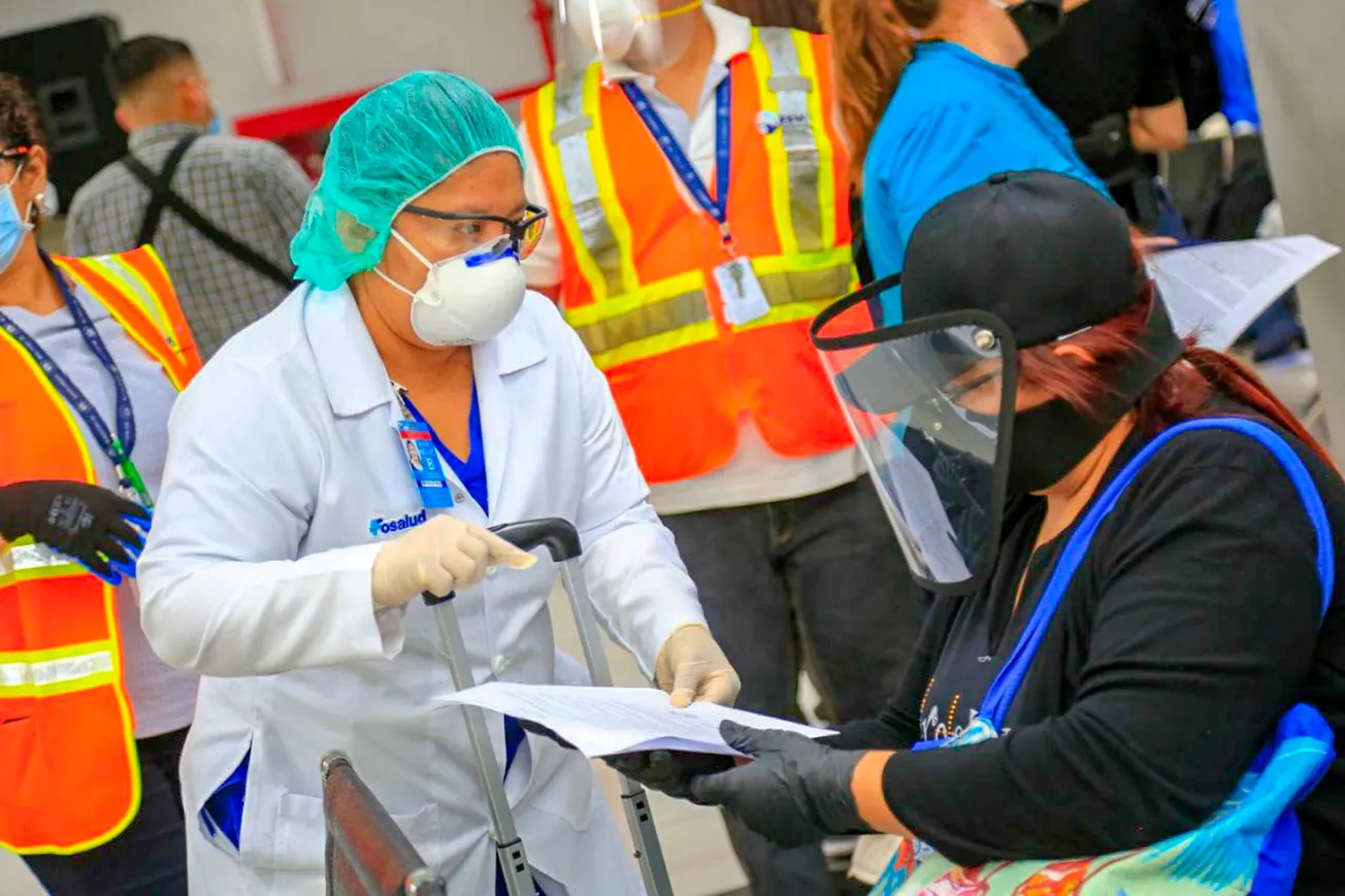 Ministerio de Salud insiste en exigir prueba de COVID-19 a quienes llegan a El Salvador