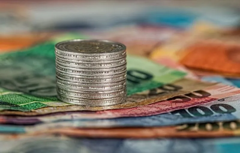 ¿El COVID-19 se transmite a través de monedas y billetes?