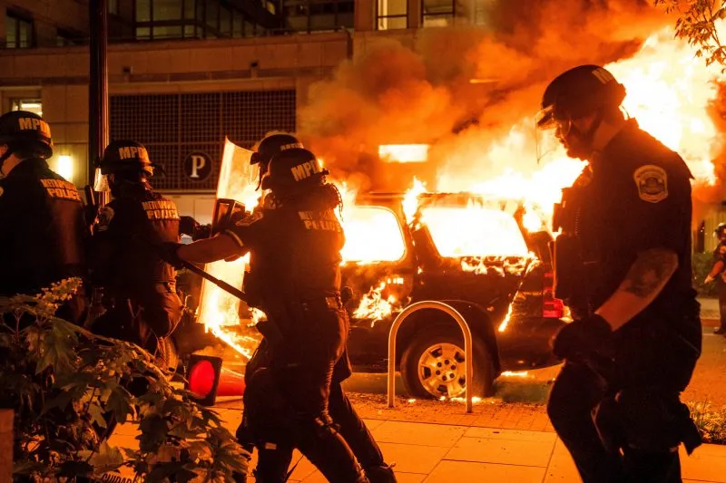 Washington DC vivió una noche de protestas, vandalismo y enfrentamientos el sábado