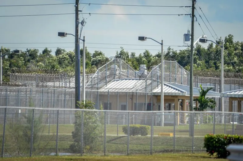 Grupos civiles denuncian que ICE viola orden de proteger a inmigrantes del COVID-19 en Florida