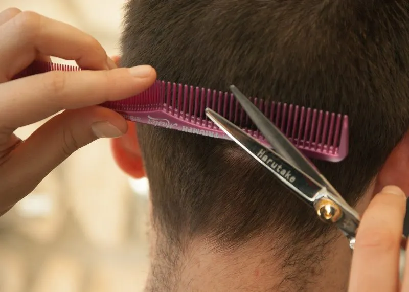 Atención: Dos peluqueros habrían contagiado a más de 100 clientes con coronavirus