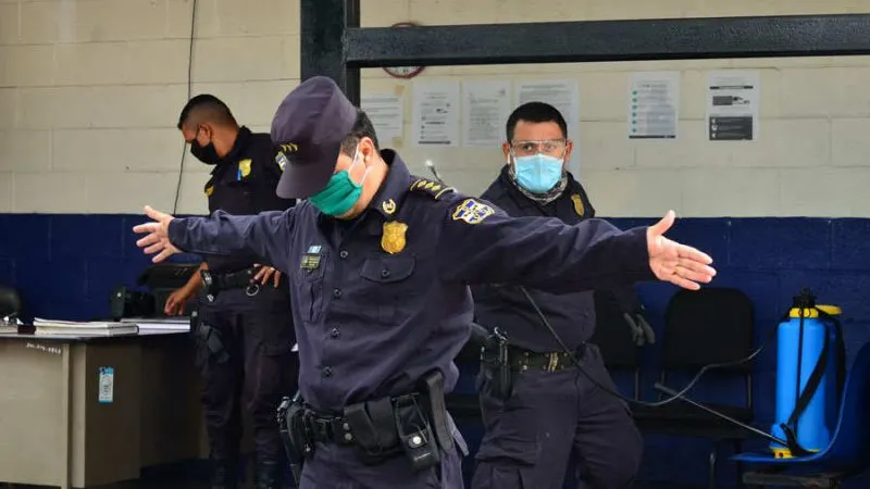 Dos muertos y 200 policías contagiados de coronavirus en El Salvador