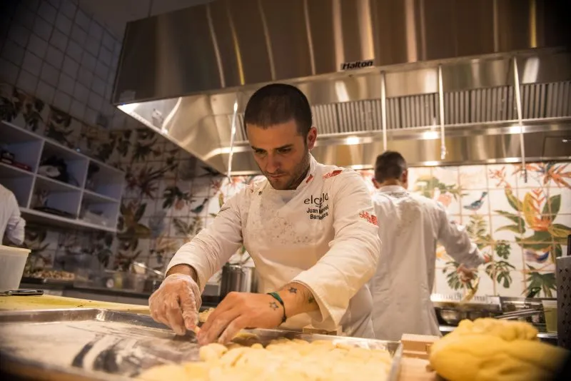 Restaurantes reabren cautelosamente sus puertas, pero piden ayudas para no recaer frente al coronavirus