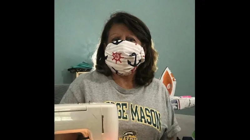 Salvadoreña en Virginia diseña mascarillas para personal de Salud luego de dejar su trabajo