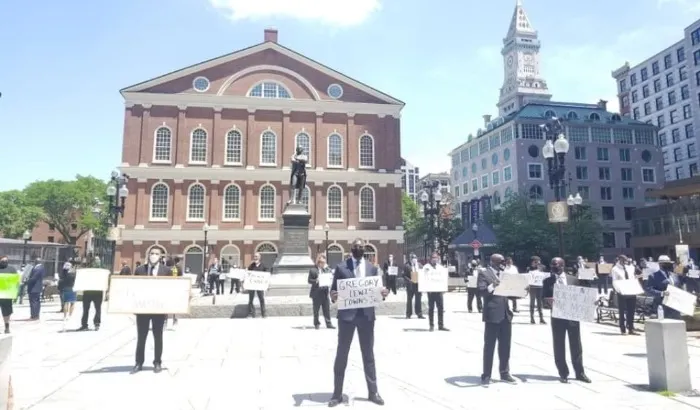 BOSTON: Altos ejecutivos de piel oscura manifiestan en silencio para rechazar el asesinato de afroamericanos