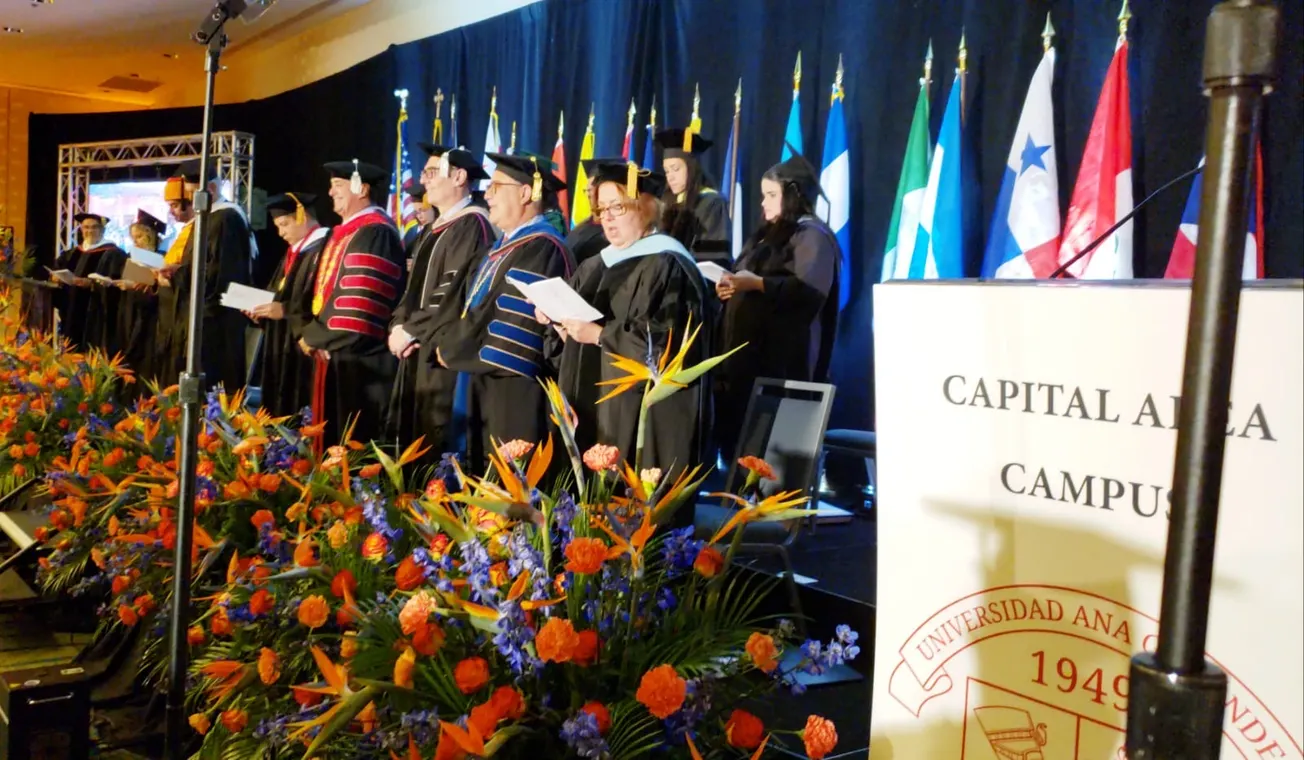 Cierre de universidad bilingüe crea incertidumbre en estudiantes