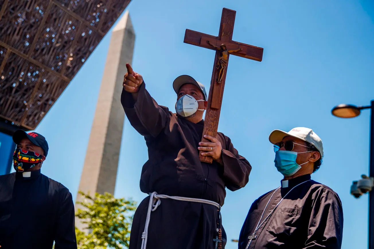 #AlMinuto: Sacerdotes católicos se congregaron en Black Lives Matter Plaza