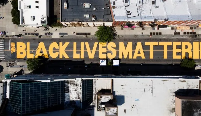 Brooklyn también luce un enorme "Black Lives Matter" en su pavimento