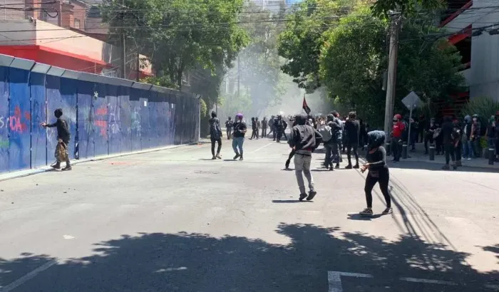 Encapuchados vandalizan inmediaciones de la embajada de EE.UU. en México