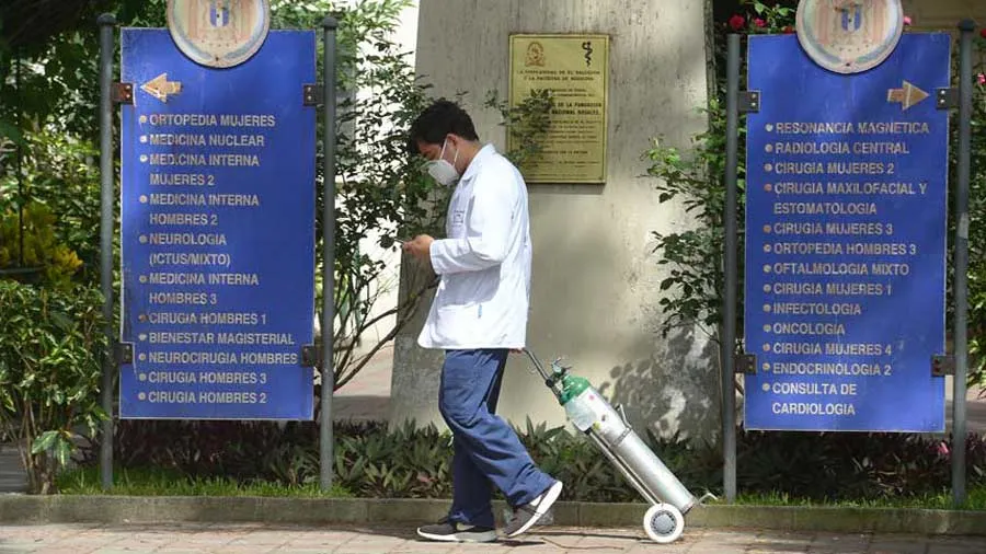 Médicos del Seguro Social salvadoreño denuncian falta de implementos de trabajo