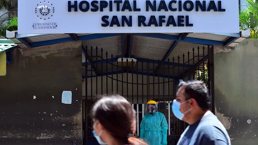Salvadoreña denuncia que su padre murió por COVID-19 sin recibir atención médica