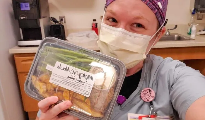 Hearts of Empowerment entrega alimentos a trabajadores de primera línea en 20 hospitales en el DMV