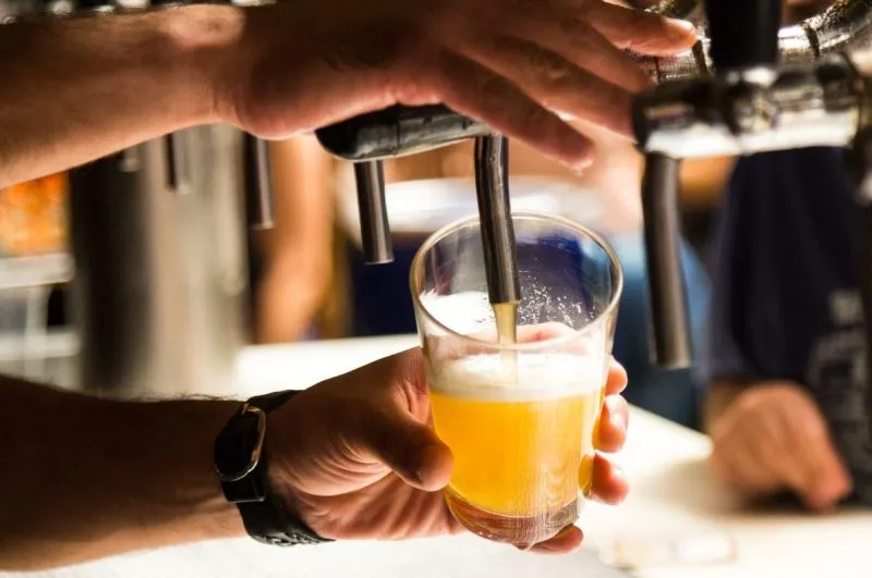 Nueva Jersey ofrece cervezas gratis a quienes se vacunen contra el coronavirus