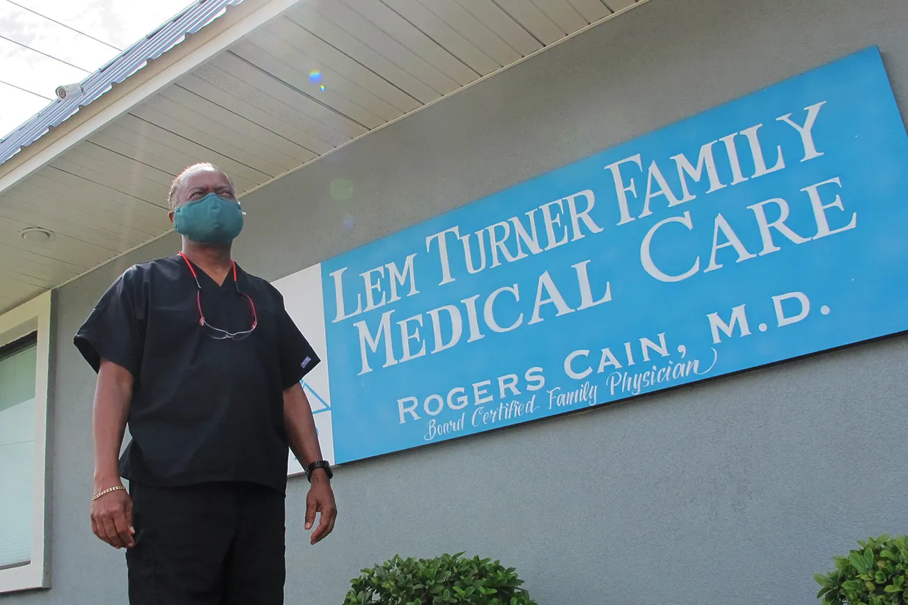 Cómo Florida drenó su sistema de salud pública y le abrió la puerta a COVID