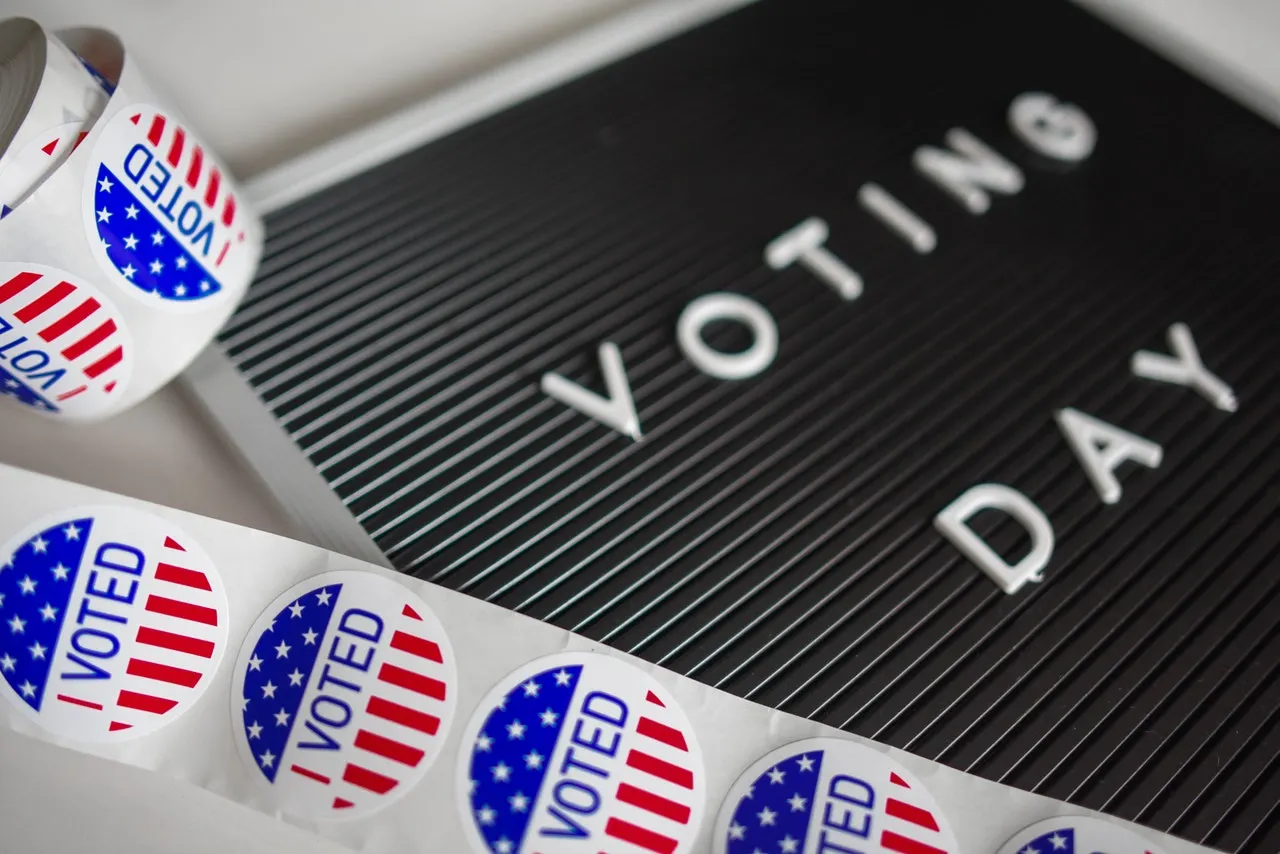 Northam propone cambios para el proceso de votación presidencial en Virginia