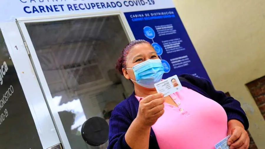 Gobierno salvadoreño entrega carnet a pacientes recuperados de COVID-19