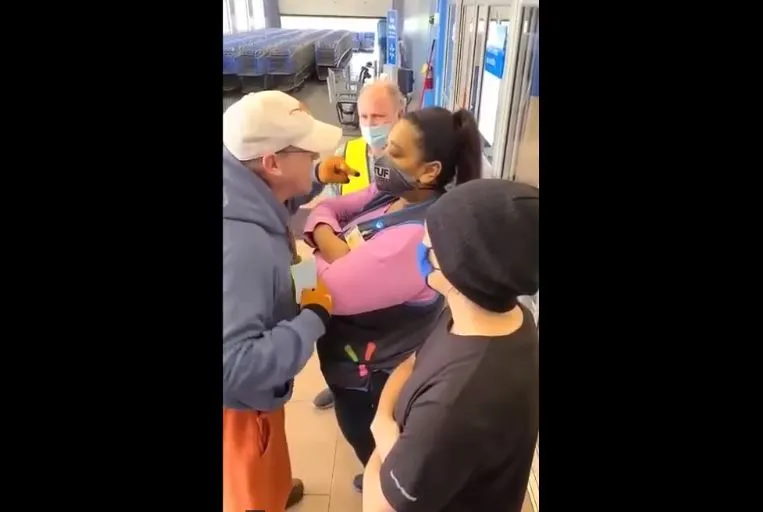 Se viraliza reacción de un hombre al negarse a usar mascarilla en Walmart de Alaska (+video)