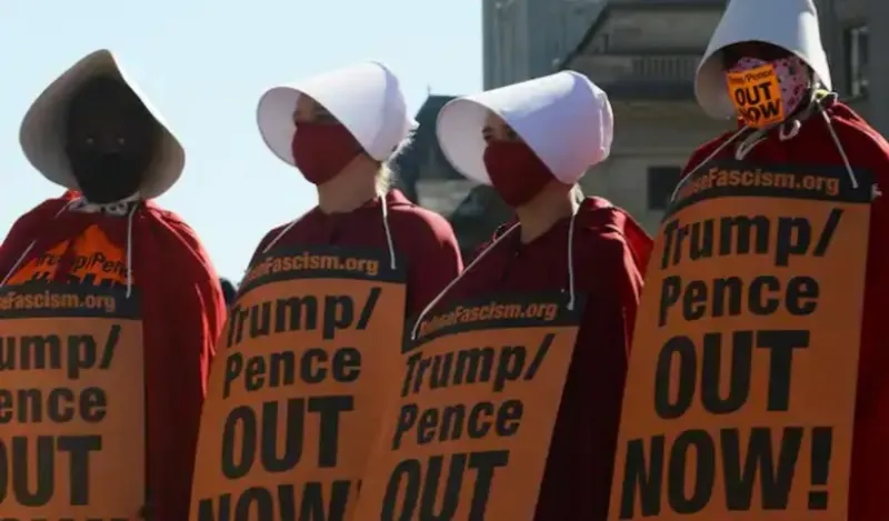 Mujeres marchan en DC contra Trump y la nominación de Coney Barrett a la Corte Suprema