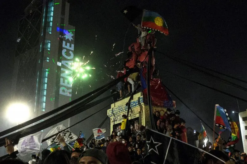 Chilenos aprobaron cambiar su Constitución en un plebiscito histórico