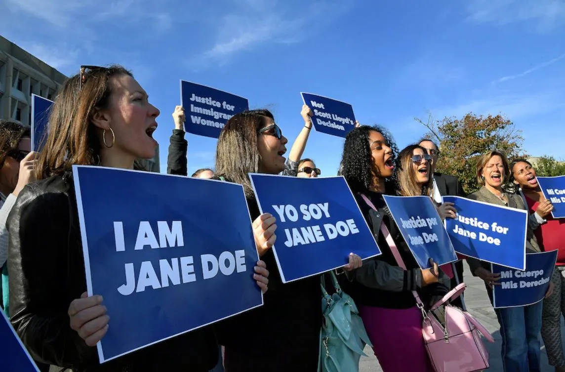Gobierno de Trump no bloqueará el acceso al aborto a inmigrantes bajo custodia