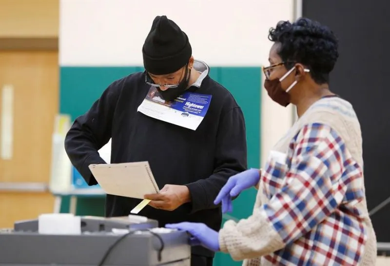 Trabajadores electorales de Columbus usan papel para registrar a los votantes