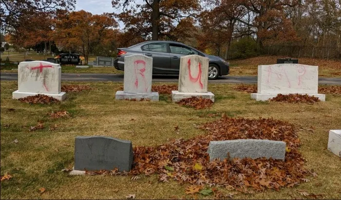 El vandalismo electoral ha llegado al cementerio